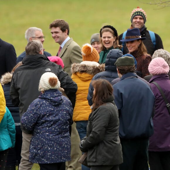 La reine Elisabeth II d'Angleterre, le prince William, duc de Cambridge, Catherine Kate Middleton, duchesse de Cambridge, Carole Middleton (chapeau marron et manteau marron), Michael Middleton (manteau marine) et Rose Hanbury (manteau long marine avec chapeau marron) - La famille royale britannique après le service religieux de l'église Sainte-Marie-Madeleine à Sandringham, Royaume Uni, le 4 janvier 2020.   HRH Queen Elizabeth II, Kate Middleton (Duchess of Cambridge in blue hat), Prince William (Duke of Cambridge), Carole MIddleton (brown hat and brown coat), Michael Middleton (navy coat) and Rose Hanbury (long navy coat with brown hat) walk amongst the crowds after they attended the St. Mary Magdalene Church Sunday morning service in Sandringham, UK, on January 5, 2020.