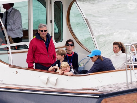 Carole et Michael Middleton, le prince George de Cambridge - Les enfants du duc et de la duchesse de Cambridge regardent d'un bateau la régate King's Cup le 8 août 2019.