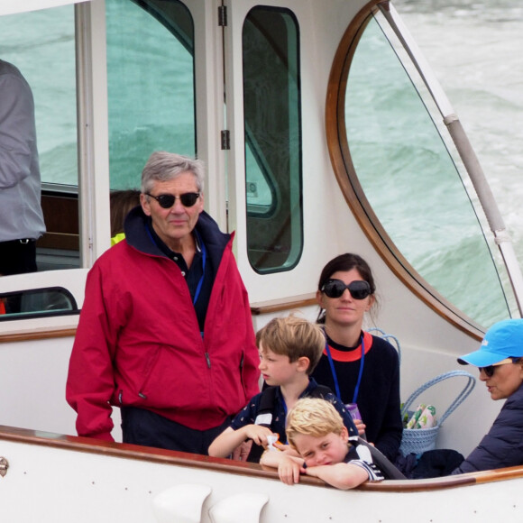 Carole et Michael Middleton, le prince George de Cambridge - Les enfants du duc et de la duchesse de Cambridge regardent d'un bateau la régate King's Cup le 8 août 2019.