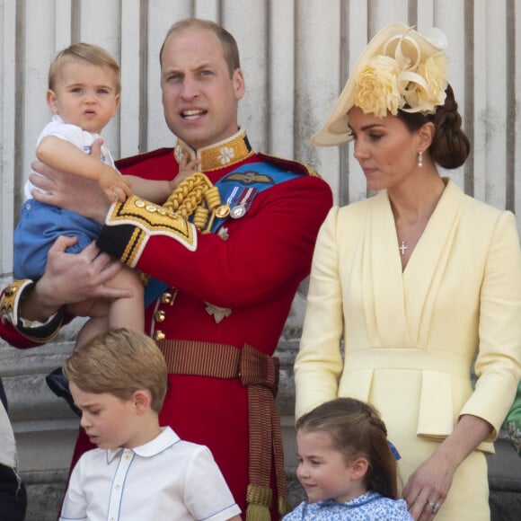 Le prince William, duc de Cambridge, et Catherine (Kate) Middleton, duchesse de Cambridge, le prince George de Cambridge, la princesse Charlotte de Cambridge, le prince Louis de Cambridge - La famille royale au balcon du palais de Buckingham lors de la parade Trooping the Colour, célébrant le 93ème anniversaire de la reine Elisabeth II, Londres.