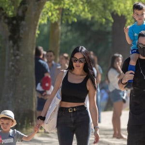 Adil Rami en compagnie de son ex-compagne Sidonie Biémont et de ses deux enfants Zayn et Madi. Paris le 30 mai 2020.