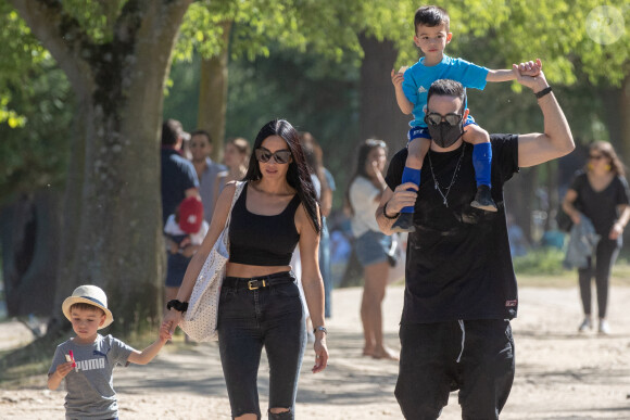 Adil Rami en compagnie de son ex-compagne Sidonie Biémont et de ses deux enfants Zayn et Madi. Paris le 30 mai 2020.
