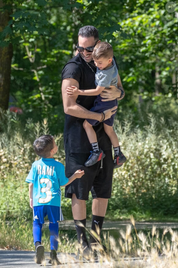 Adil Rami se promène avec ses deux enfants Zayn et Madi pendant l'épidémie de Coronavirus Covid-19. Paris le 30 mai 2020.