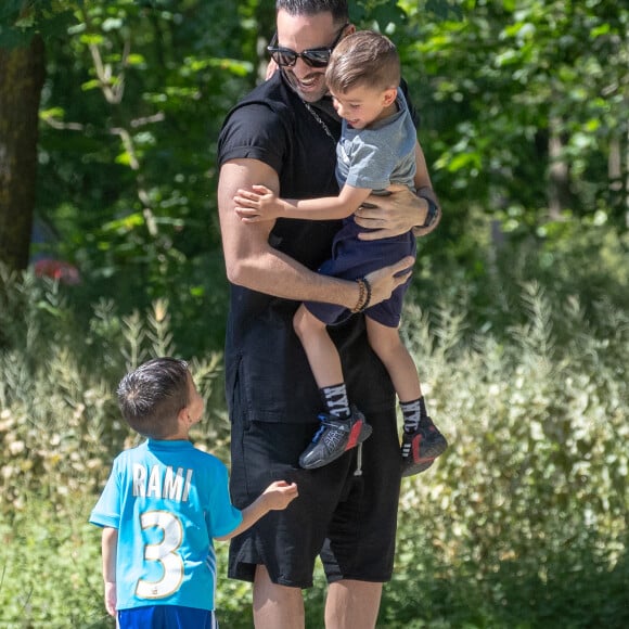 Adil Rami se promène avec ses deux enfants Zayn et Madi pendant l'épidémie de Coronavirus Covid-19. Paris le 30 mai 2020.