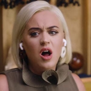 Katy Perry assure la promotion de son nouvel album "Smile" auprès de Zane Lowe.