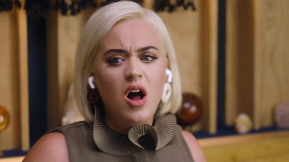 Katy Perry assure la promotion de son nouvel album "Smile" auprès de Zane Lowe.