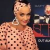 Katy Perry reçoit la visite de son fiancé Orlando Bloom en pleine interview pour la promotion de son nouvel album "Smile". Katy porte son petit chien Nugget dans ses bras, le 13 août 2020.