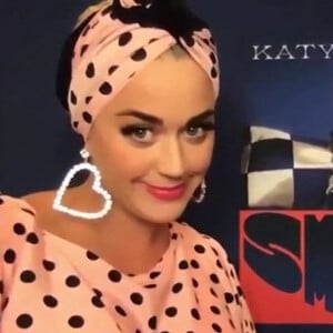 Katy Perry reçoit la visite de son fiancé Orlando Bloom en pleine interview pour la promotion de son nouvel album "Smile". Katy porte son petit chien Nugget dans ses bras, le 13 août 2020.