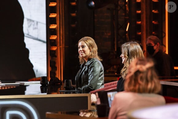 Exclusif - Léa Salamé, Carla Bruni - Pendant l'enregistrement de l'émission On Est Presque En Direct, présentée par L.Ruquier, et diffusée sur France 2 avec pour invités : M.Kaye, C.Bruni, L.Salamé, R.Bachelot, G.C Malade, D.Foenkinos et d'autres à Paris le 14 novembre 2020. © Jack Tribeca / Bestimage