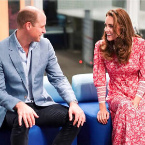 Le prince William, duc de Cambridge, et Catherine Kate Middleton, duchesse de Cambridge font des bagels lors de leur visite à la boulangerie "Beigel Bake Brick Lane" à Londres le 15 septembre 2020.