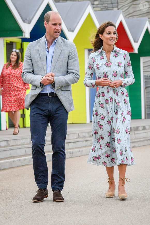 Le prince William, duc de Cambridge, et Kate Middleton, duchesse de Cambridge, lors de leur visite à "Island Leisure Amusement Arcade" à Barry (Royaume-Uni), le 4 août 2020.