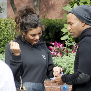 Info - Yelena Noah est maman d'un petit garçon - Exclusif - Yannick Noah se promène avec sa fille Yelena et un ami sur Lexington Avenue à New York. Après les avoir quitté, l'ancien tennisman a pris un vélo (Citybike) et a parcouru les rues de la ville. Le 3 novembre 2016