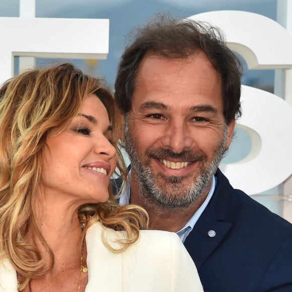 Ingrid Chauvin et Thierry Peythieu durant un photocall pour la 1ère édition du festival Canneseries, à Cannes, sur la plage du Gray d'Albion, le 9 avril 2018. © Bruno Bebert / Bestimage