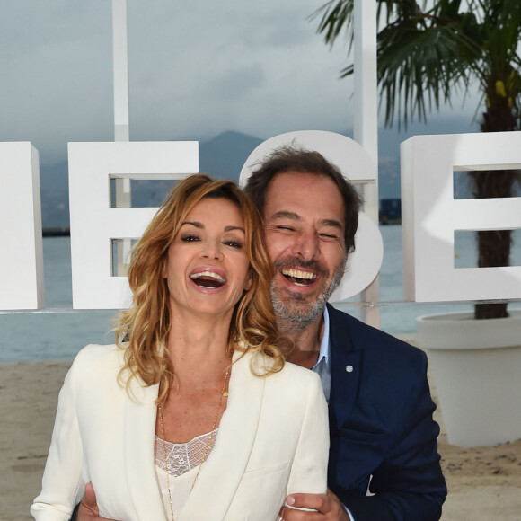 Ingrid Chauvin et Thierry Peythieu durant un photocall pour la 1ère édition du festival Canneseries, à Cannes, sur la plage du Gray d'Albion, le 9 avril 2018. © Bruno Bebert / Bestimage