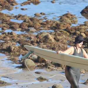 Exclusif - Leighton Meester s'est blessée au pied gauche et saigne abondamment après une sortie surf à Los Angeles, le 1er novembre 2020. Pendant ce temps, son mari Adam Brody s'occupe de leur bébé.