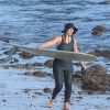 Exclusif - Leighton Meester s'est blessée au pied gauche et saigne abondamment après une sortie surf à Los Angeles, le 1er novembre 2020. Pendant ce temps, son mari Adam Brody s'occupe de leur bébé.