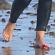 Exclusif - Leighton Meester s'est blessée au pied gauche et saigne abondamment après une sortie surf à Los Angeles, le 1er novembre 2020. Pendant ce temps, son mari Adam Brody s'occupe de leur bébé.