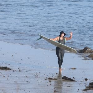 Exclusif - Leighton Meester s'est blessée au pied gauche et saigne abondamment après une sortie surf à Los Angeles, le 1er novembre 2020. Pendant ce temps, son mari Adam Brody s'occupe de leur bébé.