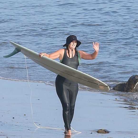 Exclusif - Leighton Meester s'est blessée au pied gauche et saigne abondamment après une sortie surf à Los Angeles. Pendant ce temps, son mari Adam Brody s'occupe de leur bébé.