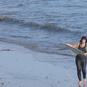 Exclusif - Leighton Meester s'est blessée au pied gauche et saigne abondamment après une sortie surf à Los Angeles, le 1er novembre 2020. Pendant ce temps, son mari Adam Brody s'occupe de leur bébé.