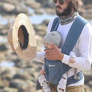 Exclusif - Leighton Meester s'est blessée au pied gauche et saigne abondamment après une sortie surf à Los Angeles, le 1er novembre 2020. Pendant ce temps, son mari Adam Brody s'occupe de leur bébé.