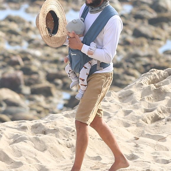 Exclusif - Leighton Meester s'est blessée au pied gauche et saigne abondamment après une sortie surf à Los Angeles, le 1er novembre 2020. Pendant ce temps, son mari Adam Brody s'occupe de leur bébé.