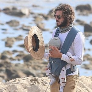 Exclusif - Leighton Meester s'est blessée au pied gauche et saigne abondamment après une sortie surf à Los Angeles, le 1er novembre 2020. Pendant ce temps, son mari Adam Brody s'occupe de leur bébé.