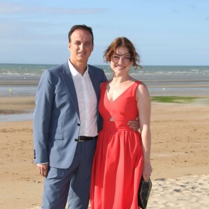 Emilie Dequenne et son fiancé Michel Ferracci sur la plage lors du Festival du film romantique de Cabourg, le 14 juin 2014.