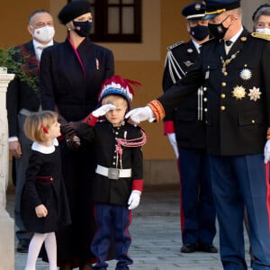 La princesse Charlène de Monaco, la princesse Gabriella de Monaco, comtesse de Carladès, le prince Jacques de Monaco, marquis des Baux, le prince Albert II de Monaco, la princesse Caroline de Hanovre - La famille princière assiste à une cérémonie de remise de médaille dans la cours du Palais de Monaco lors de la Fête Nationale 2020 de la principauté de Monaco le 19 novembre 2020. © David Nivière / Pool / Bestimage 