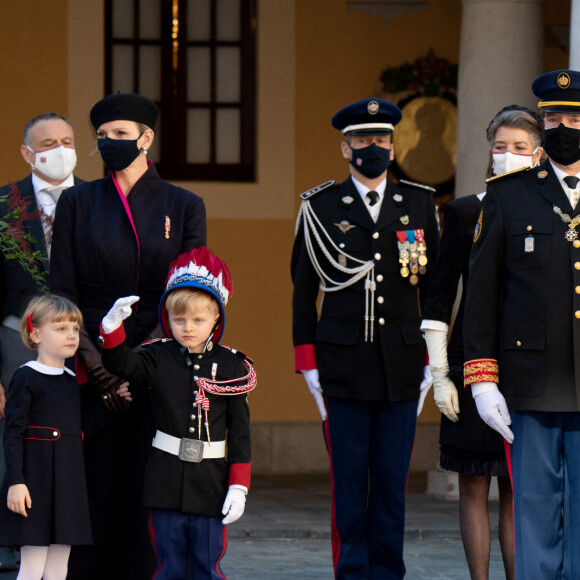 La princesse Charlène de Monaco, la princesse Gabriella de Monaco, comtesse de Carladès, le prince Jacques de Monaco, marquis des Baux, le prince Albert II de Monaco, la princesse Caroline de Hanovre - La famille princière assiste à une cérémonie de remise de médaille dans la cours du Palais de Monaco lors de la Fête Nationale 2020 de la principauté de Monaco le 19 novembre 2020. © David Nivière / Pool / Bestimage 