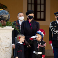 Jacques et Gabriella de Monaco en fête : le mini carabinier maîtrise déjà le salut militaire