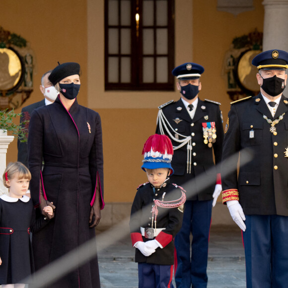 La princesse Charlène de Monaco, la princesse Gabriella de Monaco, comtesse de Carladès, le prince Jacques de Monaco, marquis des Baux, le prince Albert II de Monaco, la princesse Caroline de Hanovre - La famille princière assiste à une cérémonie de remise de médaille dans la cours du Palais de Monaco lors de la Fête Nationale 2020 de la principauté de Monaco le 19 novembre 2020. © David Nivière / Pool / Bestimage 