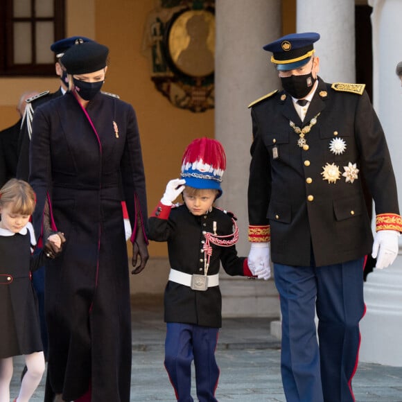 La princesse Charlène de Monaco, la princesse Gabriella de Monaco, comtesse de Carladès, le prince Jacques de Monaco, marquis des Baux, le prince Albert II de Monaco, la princesse Caroline de Hanovre - La famille princière assiste à une cérémonie de remise de médaille dans la cours du Palais de Monaco lors de la Fête Nationale 2020 de la principauté de Monaco le 19 novembre 2020. © David Nivière / Pool / Bestimage 