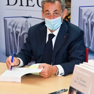 Nicolas Sarkozy dédicace son livre "Le temps des tempêtes" à la librairie Filigranes à Bruxelles le 3 septembre 2020. © Frédéric Andrieu / Panoramic / Bestimage 