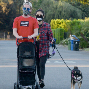 Exclusif - Macaulay Culkin et sa compagne Brenda Song promènent leur chat en poussette dans le rues de Los Angeles.