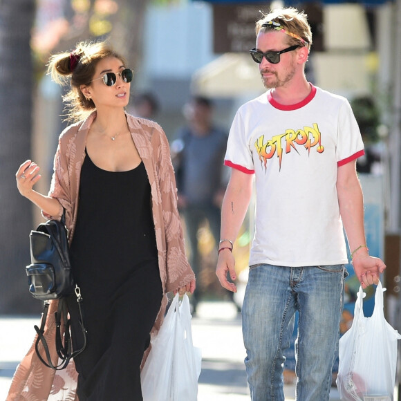 Exclusif - Macaulay Culkin et sa compagne Brenda Song sont allés faire du shopping dans les rues de Studio City, le 11 juillet 2019.