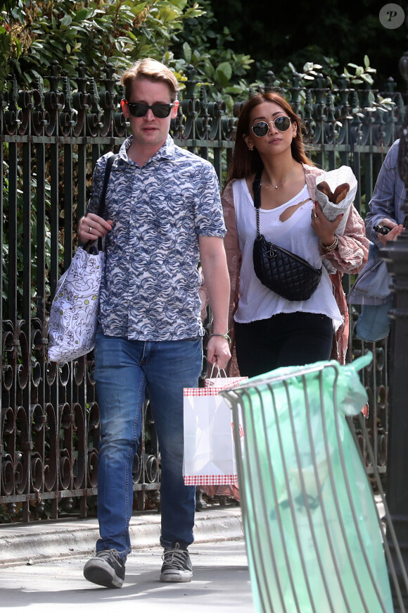 Exclusif  - Au lendemain de leur arrivée, Macaulay Culkin et sa compagne Brenda Song profitent d'une belle journée ensoleillée pour se promener dans les rues de Paris avec un ami. Le 11 août 2018