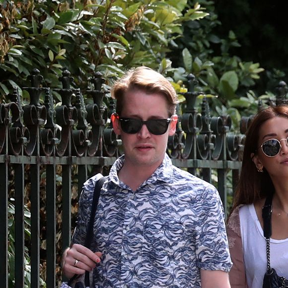 Exclusif  - Au lendemain de leur arrivée, Macaulay Culkin et sa compagne Brenda Song profitent d'une belle journée ensoleillée pour se promener dans les rues de Paris avec un ami. Le 11 août 2018
