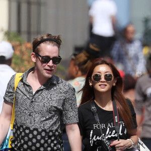 Exclusif  - Macaulay Culkin et sa compagne Brenda Song sont arrivés à Paris. Après s'être installé dans un appartement sous les toits, typiquement parisien, le couple, accompagné d'un ami, est allé faire des courses chez Monoprix. Récemment l'acteur déclarait vouloir avoir des enfants avec sa compagne. Le 10 août 2018