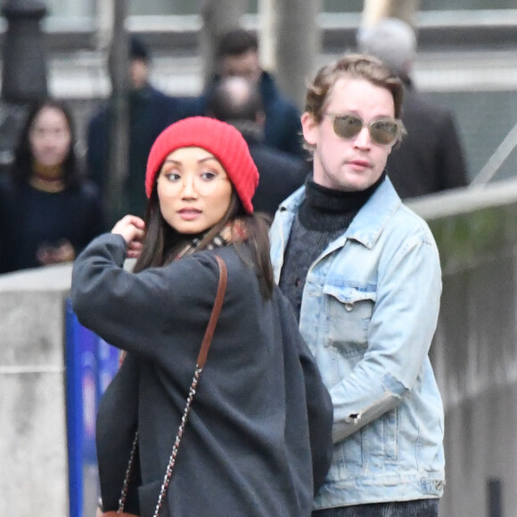 Exclusif - Macaulay Culkin et sa compagne Brenda Song et Seth Green et sa femme Clare Grant se promènent dans les rues de Paris, le 24 novembre 2017.