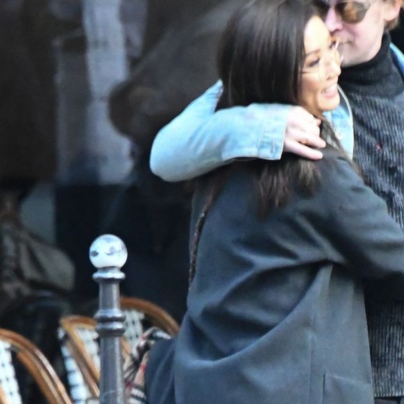 Exclusif -  Macaulay Culkin et sa compagne Brenda Song et Seth Green et sa femme Clare Grant se promènent dans les rues de Paris, le 24 novembre 2017.