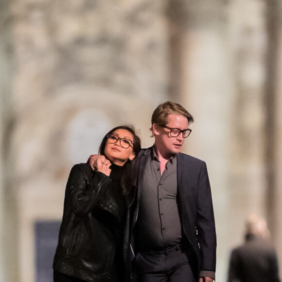 Exclusif  -Macaulay Culkin et sa compagne Brenda Song ont dîné avec Paris Jackson, Seth Green et sa femme Clare Grant dans le restaurant de Joël Robuchon "L'Atelier" puis se sont promenés le long de la seine et sur le pont des Arts à Paris le 22 novembre 2017.