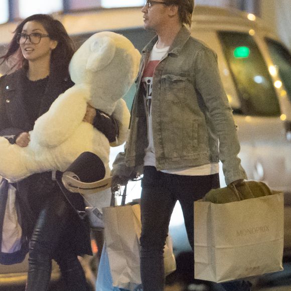 Exclusif - A 15h30, Macaulay Culkin a accueilli en bas de son appartement parisien sa compagne Brenda Song qui est arrivée en provenance de los Angeles le 21 novembre 2017. Le couple est ensuite sorti pour aller faire des achats de décoration chez Monoprix. Macaulay a offert un ours en peluche à sa dulcinée.
