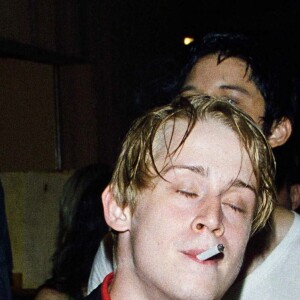 Macaulay Culkin fume une cigarette lors d'une soirée à New York
