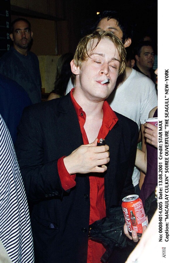 Macaulay Culkin fume une cigarette lors d'une soirée à New York