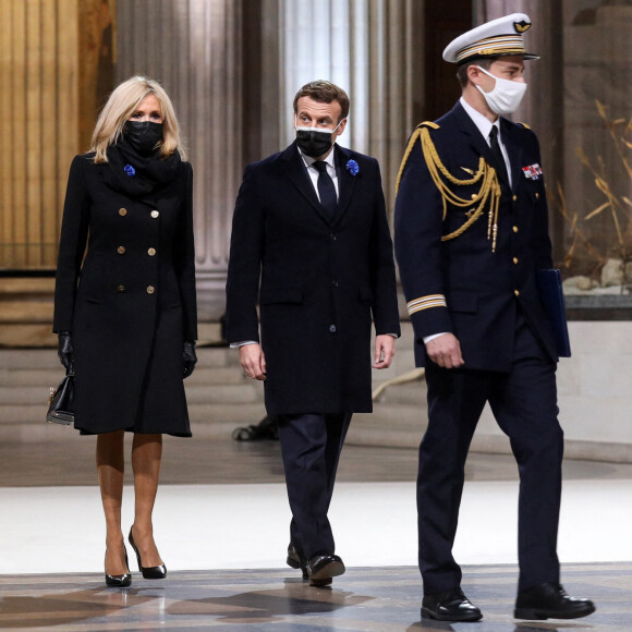 Le président de la République, Emmanuel Macron accompagné de la première dame Brigitte Macron préside la cérémonie de panthéonisation de Maurice Genevoix, le 11 novembre 2020, au Panthéon, Paris . © Stéphane Lemouton / Bestimage 