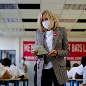 Brigitte Macron fait une dictée aux écoliers en soutien à l'Association Européenne de Leucodystrophie (ELA), au collège Charles-Peguy, Chesnay-Rocquencourt le 12 octobre 2020. © Thomas Coex / Pool / Bestimage 