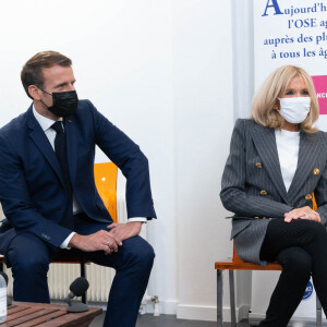 le Président Emmanuel Macron et sa femme Brigitte Macron visitent la plateforme Handicap Repit des aidants (Phare) à Paris le 6 octobre 2020. © Jacques Witt/Pool/Bestimage 