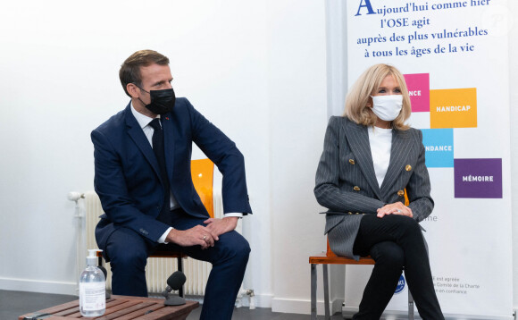 le Président Emmanuel Macron et sa femme Brigitte Macron visitent la plateforme Handicap Repit des aidants (Phare) à Paris le 6 octobre 2020. © Jacques Witt/Pool/Bestimage 