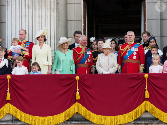 Le prince William, duc de Cambridge, et Catherine (Kate) Middleton, duchesse de Cambridge, le prince George de Cambridge, la princesse Charlotte de Cambridge, le prince Louis de Cambridge, Camilla Parker Bowles, duchesse de Cornouailles, le prince Charles, prince de Galles, la reine Elisabeth II d'Angleterre, le prince Andrew, duc d'York, le prince Harry, duc de Sussex, et Meghan Markle, duchesse de Sussex, la princesse Beatrice d'York, la princesse Eugenie d'York, la princesse Anne - La famille royale au balcon du palais de Buckingham lors de la parade Trooping the Colour 2019, célébrant le 93ème anniversaire de la reine Elisabeth II, Londres, le 8 juin 2019.